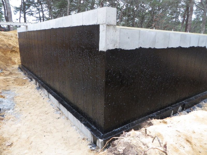 Simple waterproof insulation of foundation