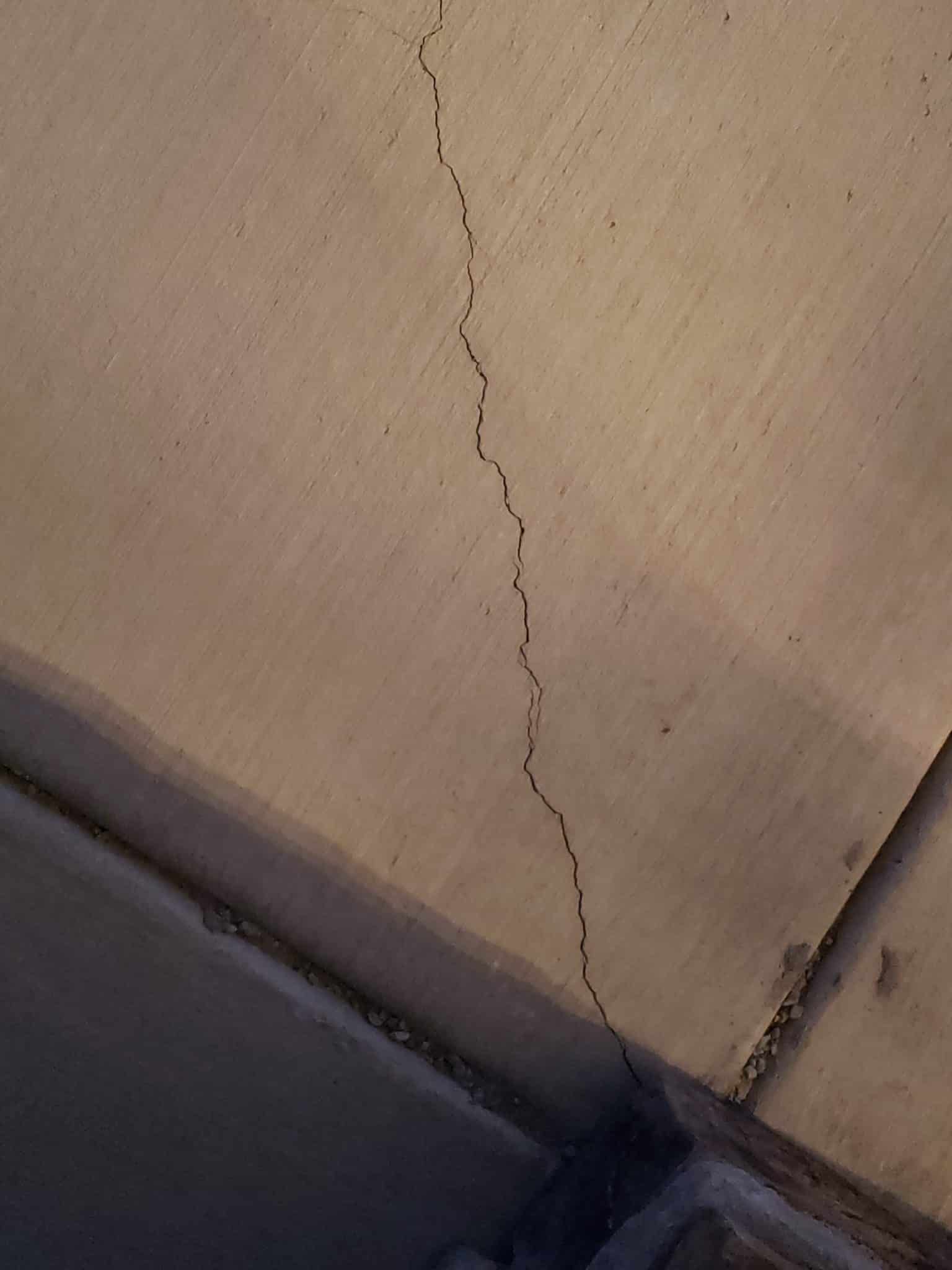 Shinkage cracks concete slab
